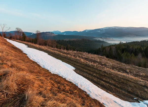 乌克兰喀尔巴阡山高原的早春风景 雪盖山脊 — 图库照片