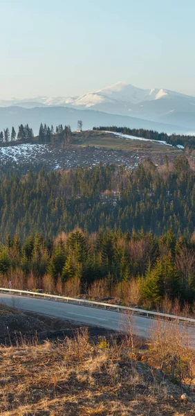 Vroeg Ochtend Voorjaar Karpaten Bergplateau Landschap Met Besneeuwde Bergkammen Ver — Stockfoto
