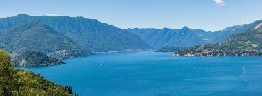 Alp Como Gölü yaz görünümünden dağın tepesinde (İtalya).