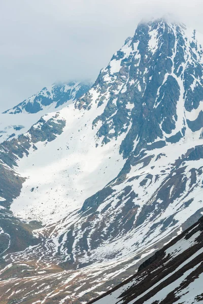6月看法从 Karlesjoch 阿尔卑斯山 3108 Kaunertal Gletscher 附近在奥地利 意大利边界 在悬崖和云彩 — 图库照片