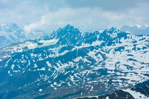 6月看法从 Karlesjoch 阿尔卑斯山 3108 Kaunertal Gletscher 附近在奥地利 意大利边界 在悬崖和云彩 — 图库照片