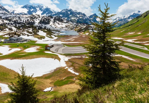 夏季阿尔卑斯山山景到小卡尔贝莱西湖和停车场在 Hochtannbergpass 和雪解冻草甸 福拉尔贝格 奥地利 — 图库照片