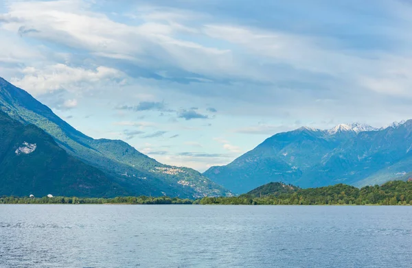 Lago Como Itália Vista Nublada Verão Com Neve Topo Monte — Fotografia de Stock