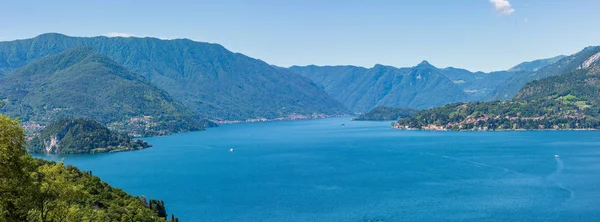 Вид Летнее Озеро Комо Вершины Горы Италия — стоковое фото