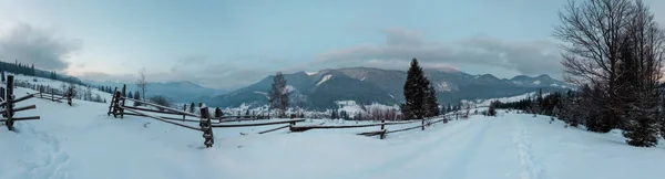黎明清晨黄昏时分 Zelene Cheremosh 河谷之间的阿尔卑斯山间 从农村冰雪覆盖路径看乌克兰 Verkhovyna — 图库照片
