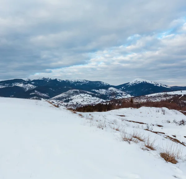 Вечером Зимний Облачный День Покрыл Снегом Альпийский Горный Хребет Украина — стоковое фото