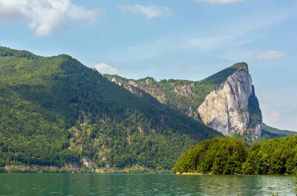 Mondsee Vista Lago Verão Com Costa Rochosa Áustria — Fotografia de Stock
