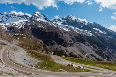 Stelvio geçidi alp yol çam ormanı ve kar ile görünümünden alp dağ başında, İtalya üzerine yaz. Araba modeli tanınmaz.