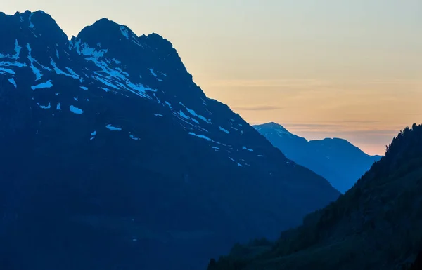 夕日夏の山の風景 Timmelsjoch イタリアの山岳道路 オーストリア国境からの眺め — ストック写真