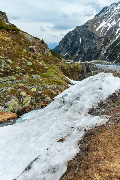 春天阿尔卑斯山风景与高山路和小溪 Fl口 — 图库照片