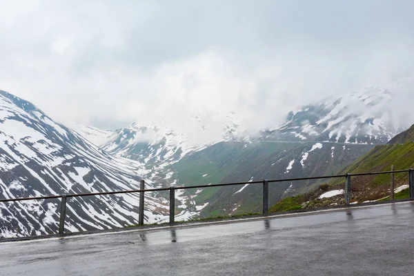 Wiosna Zachmurzony Zasępiać Krajobraz Górski Oberalppass Szwajcaria — Zdjęcie stockowe