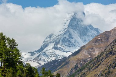 Yaz Matterhorn dağ manzarası (Alpler, İsviçre, Zermatt ilçe sınırı)