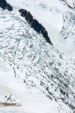 Mont Blanc kayalık dağ massif yaz görünümü Aiguille du Midi Dağı, Chamonix, French Alps