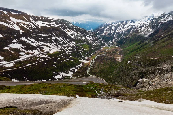 Primavera Nuvoloso Paesaggio Montano Coperto Con Strada Serpentina Sul Passo — Foto Stock