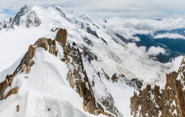 Mont Blanc kayalık dağ massif yaz görünümü Aiguille du Midi Dağı, Chamonix, French Alps.