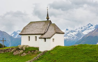 Güzel küçük eski kilisede Bettmeralp alp dağ köyü, İsviçre. Yaz bulutlu görünüm.