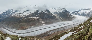 Büyük Aletsch Buzulu ve buz yaz bulutlu panorama (Bettmerhorn, İsviçre, Alpler dağlar düşmek)