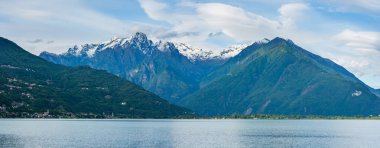 Como Gölü (İtalya) yaz bulutlu görünüm kar ile mount üstte .