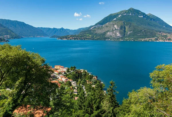 Вид Летнее Озеро Комо Вершины Горы Италия — стоковое фото