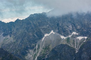 Bir yoldaki Kasprowy Wierch Tatra Mountain view Swinica Mount, Polonya.
