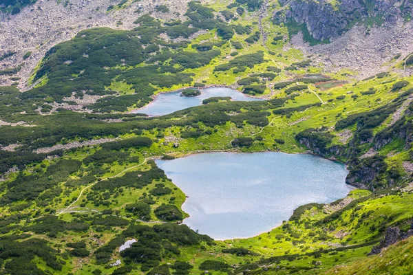 カスプロヴィ ヴィェルフ山範囲から氷河湖のグループに対して ポーランドのタトラ山ビュー — ストック写真