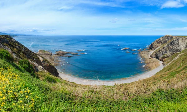 Zomer Bloeiende Cape Vidio Kustlijn Landschap Met Zandstrand Vuurtoren Asturische — Stockfoto