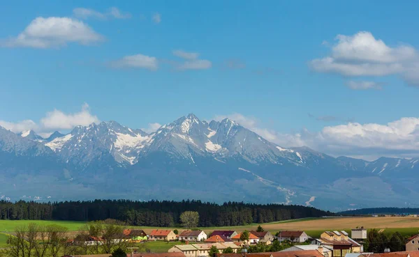 Tatry Wysokie Wiosna Widok Śniegiem Zboczu Góry Wieś Słowacja — Zdjęcie stockowe