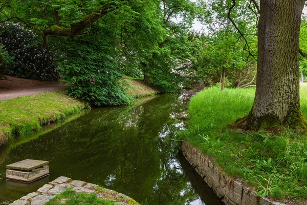 Vízárok Csatorna Füves Réten Nyári Városi Parkban — Stock Fotó