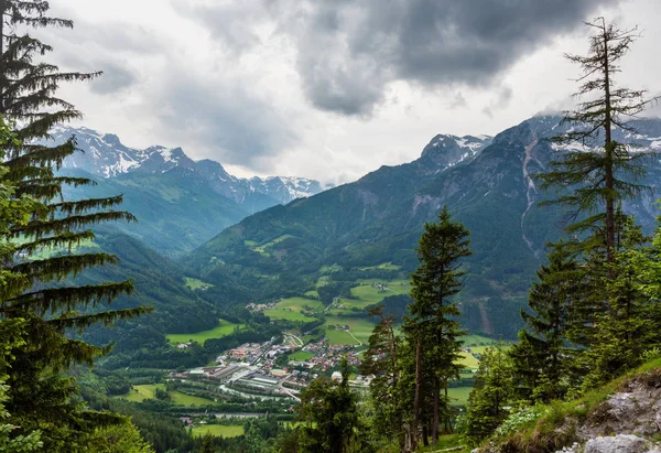 Letní Alpské Zemi Zataženo Zobrazení Werfen Rakousko — Stock fotografie