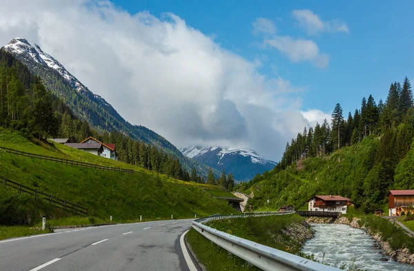夏の高山の川と道 Silvretta アルプス オーストリア アルプスの山の風景 — ストック写真