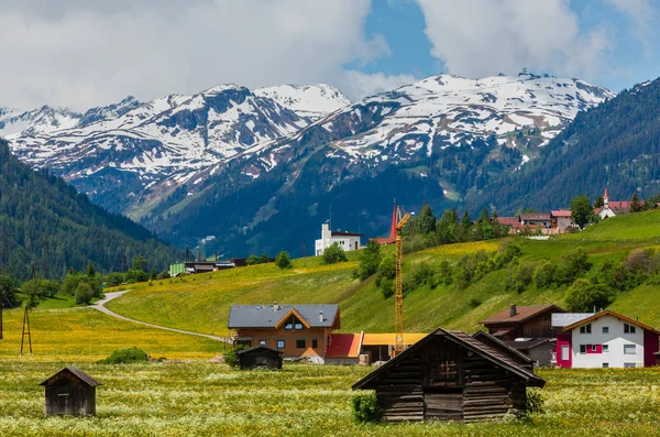 Letní Pohled Země Alpské Horské Travnaté Louce Cesta Vesnice Rakousko — Stock fotografie