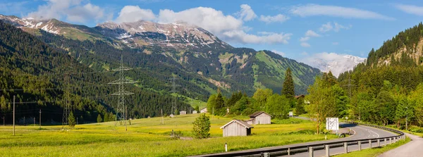 夏の道路 オーストリアからアルプス山渓谷のパノラマ風景 — ストック写真
