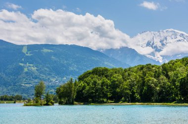 Göl passy ve mont blanc massif yaz manzaralı (chamonix, Fransa).