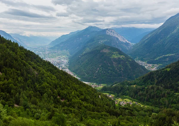 从法国阿尔卑斯山的艾古耶杜米迪缆车可以看到夏莫尼克斯山谷夏季的阴天 — 图库照片