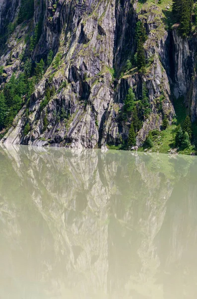 Estate Alpi Paesaggio Montano Con Lago Artificiale Torbido Ripidi Pendii — Foto Stock
