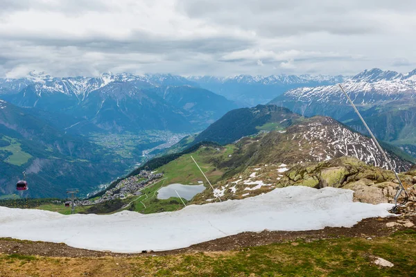从大阿莱奇冰川和冰落 瑞士贝特默霍恩 看夏季多云的阿尔卑斯山山谷和 Bettmeralp 村景观 — 图库照片