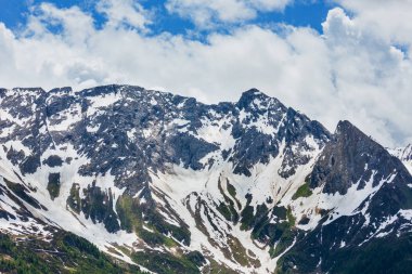 Alp dağ Passo del San Gottardo ya da St. Gotthard Pass yaz peyzaj (İsviçre).