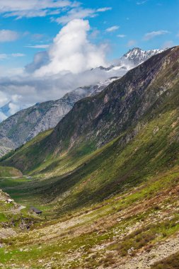 Alp dağ Passo del San Gottardo ya da St. Gotthard Pass yaz peyzaj (İsviçre).