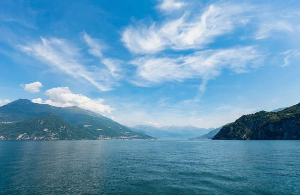 Jezioro Como Włochy Lato Wybrzeże Zamglony Widok Pokładzie Statku — Zdjęcie stockowe