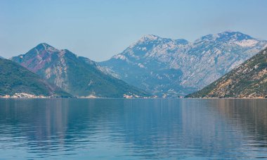 Körfezi kotor yaz puslu manzarayı ve kotor şehir kenarı (Karadağ)