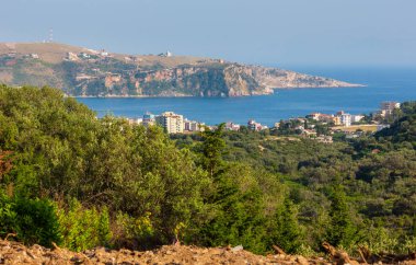 Yaz puslu kıyı şeridi manzara ve şehrin kıyısında (Arnavutluk)