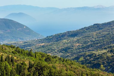 Puslu yaz engebeli sahil panorama (Yunanistan, Lefkada). Manzarayı.