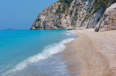 Güzel yaz beyaz Egremni kumsalda Ionian Sea view (Lefkada, Yunanistan).