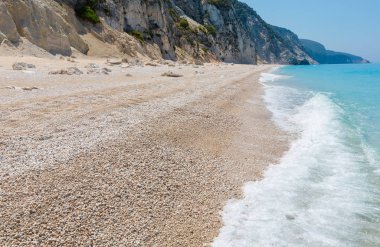 Güzel yaz beyaz Egremni Ionian Sea view (Lefkada, Yunanistan) sahilde. İnsanlar tanınmaz.