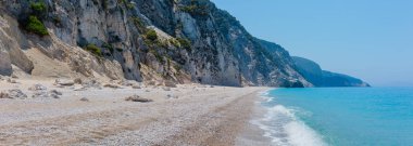 Güzel yaz beyaz Egremni kumsalda Ionian Sea panorama (Lefkada, Yunanistan).