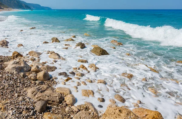 Όμορφο Καλοκαίρι Πετρώδης Παραλία Ακτή Λευκάδα Ελλάδα Ιόνιο Πέλαγος Άνθρωποι — Φωτογραφία Αρχείου