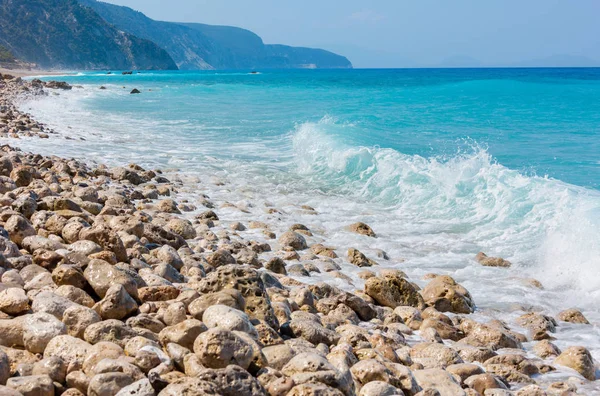 美丽的夏天莱夫卡达海岸石质海滩 爱奥尼亚海 — 图库照片