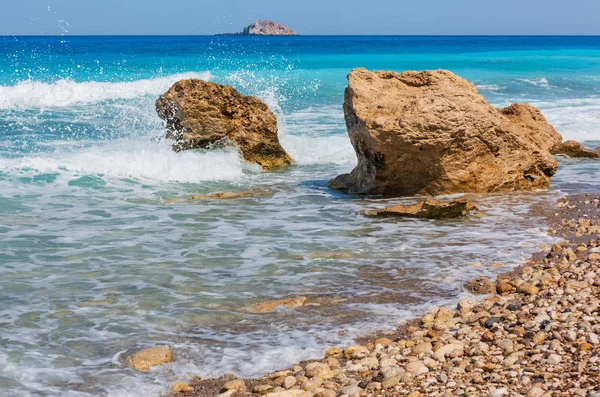 美しい夏レフカダ島海岸石のビーチ ギリシャ イオニア海 — ストック写真