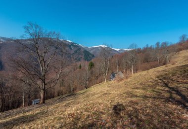Erken bahar Ukrayna Karpat Dağları yatay, karla kaplı ridge üstleri, Plato.