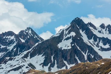 Alp dağ Passo del San Gottardo ya da St. Gotthard Pass yaz peyzaj (İsviçre).